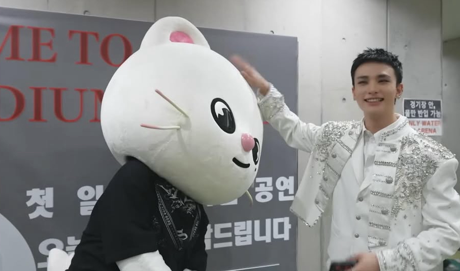 Latest photo of Hyunjin (Stray Kids)