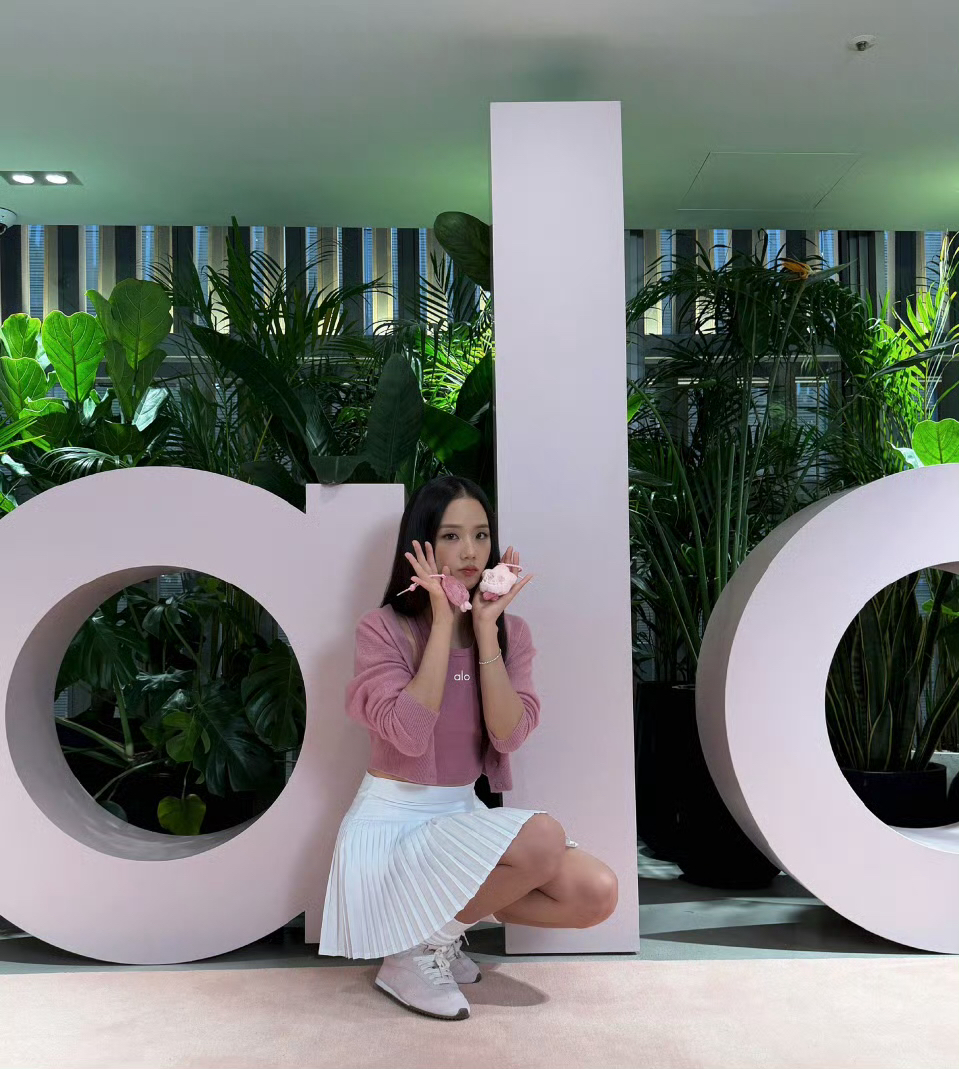 Foto aktivitas terbaru Jisoo (BLACKPINK)