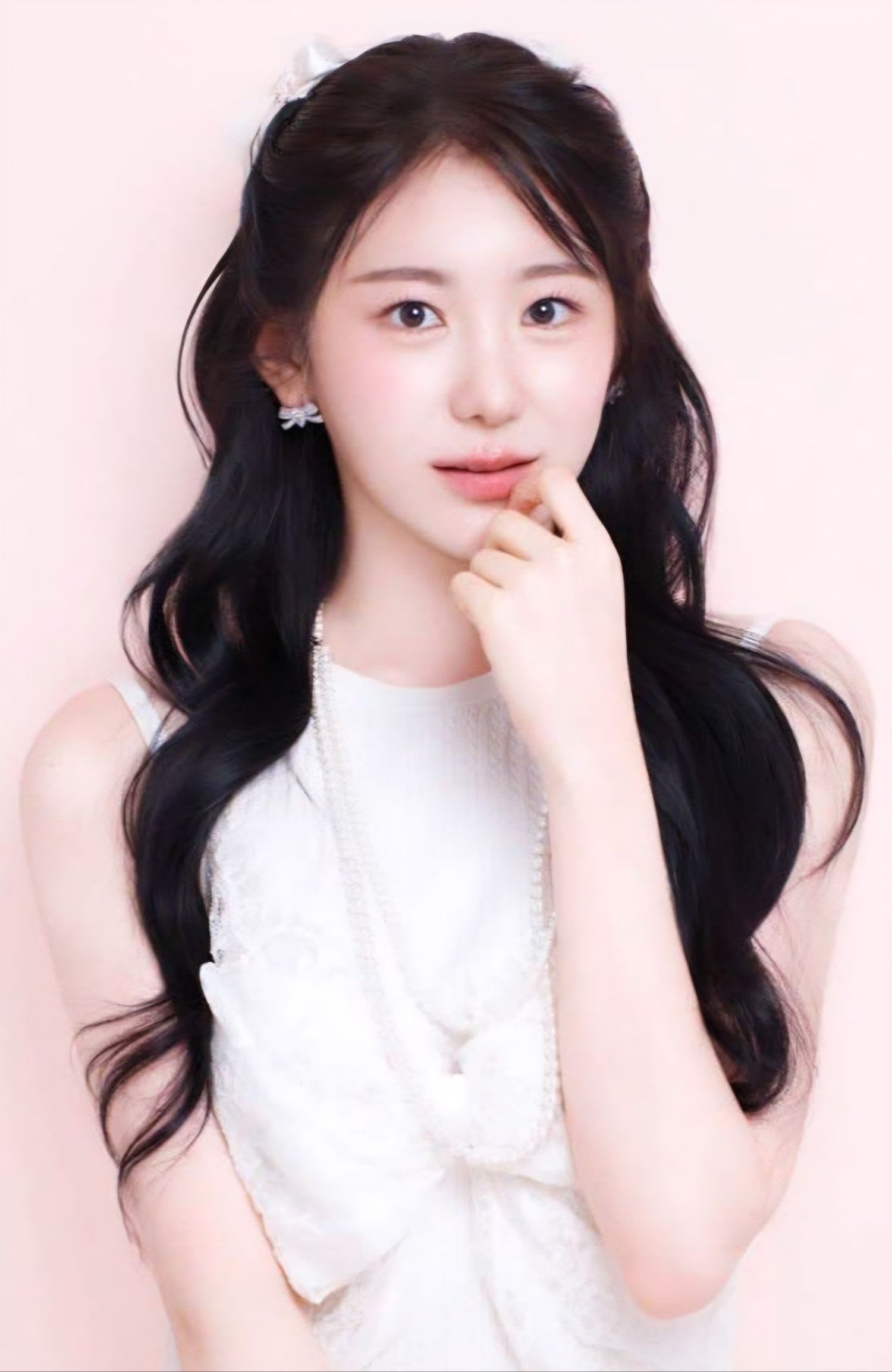 A moment captured by Lee Chaeyeon's fan