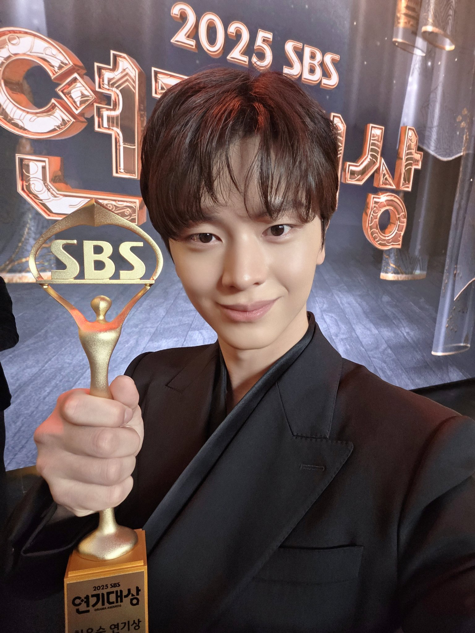 Behind-the-scenes cut of Yook Sungjae (BTOB)