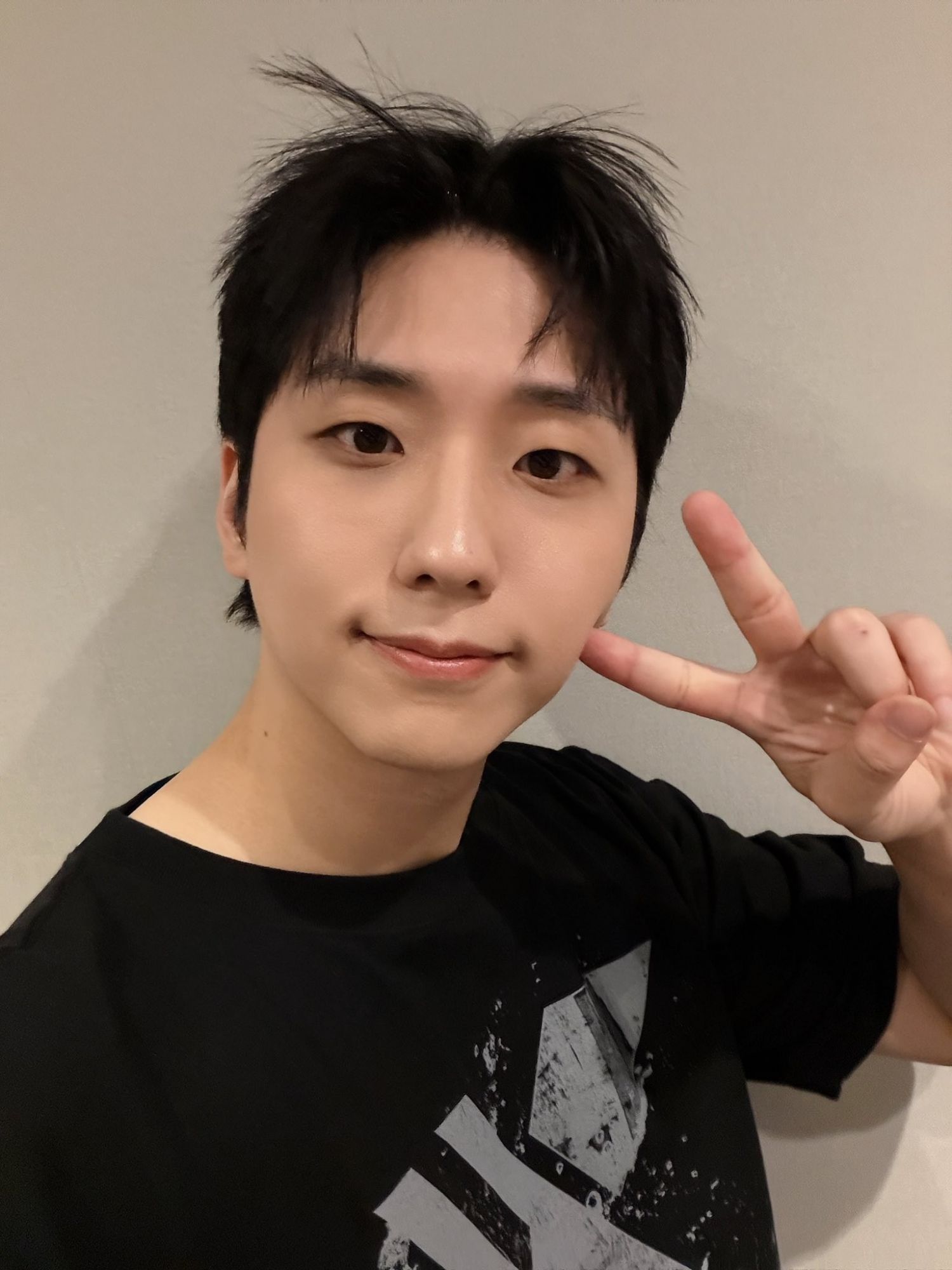 Behind-the-scenes cut of Gun-il (Xdinary Heroes)