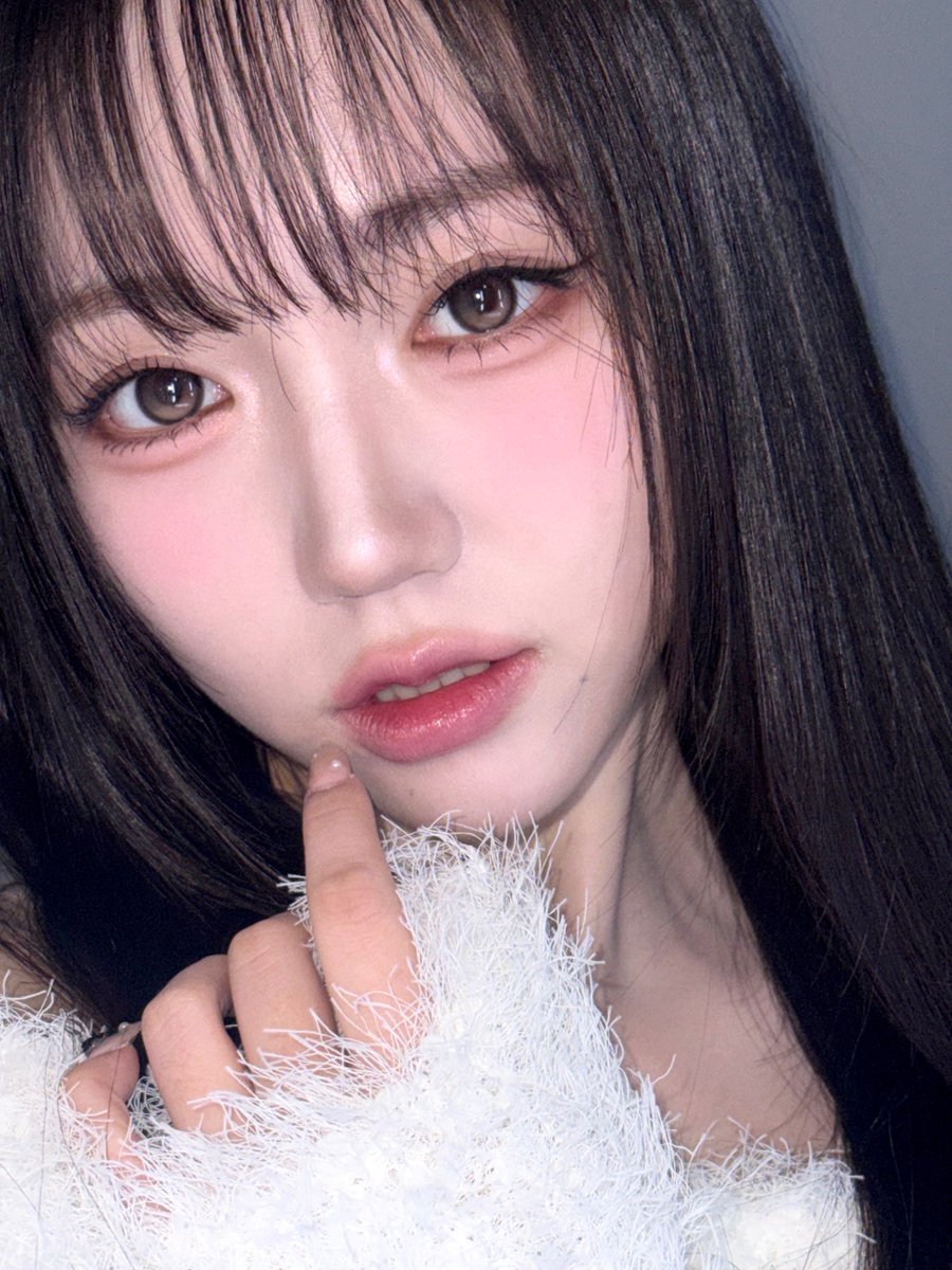 Behind-the-scenes cut of tripleS