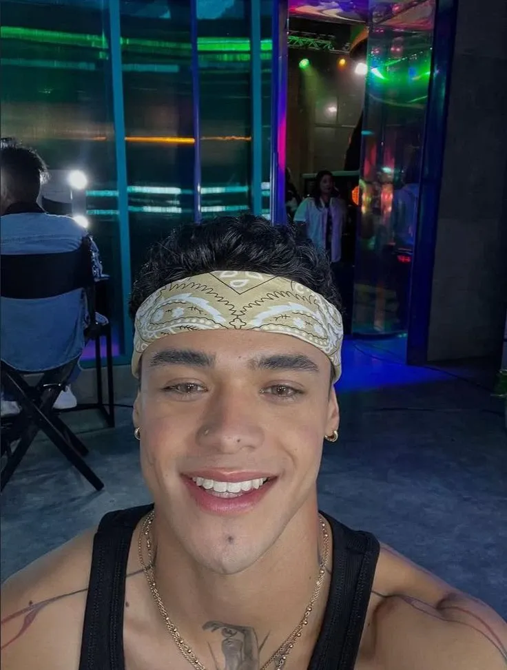 Behind-the-scenes cut of Drew (SANTOS BRAVOS)