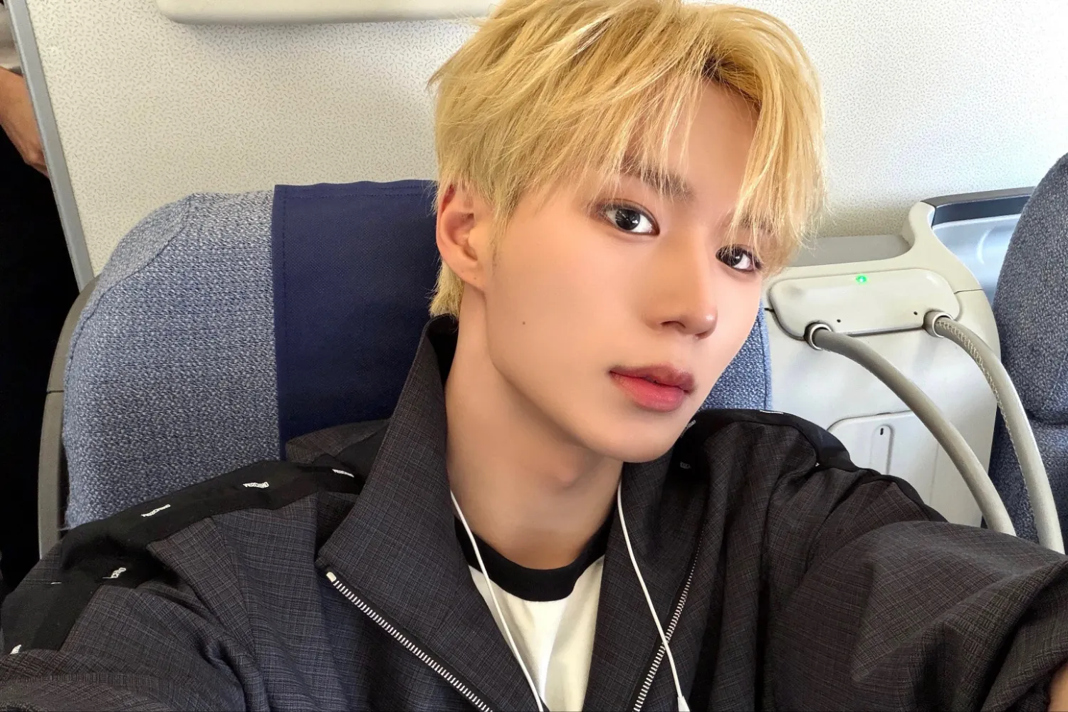 Behind-the-scenes cut of Kim Junseo (ALPHA DRIVE ONE)