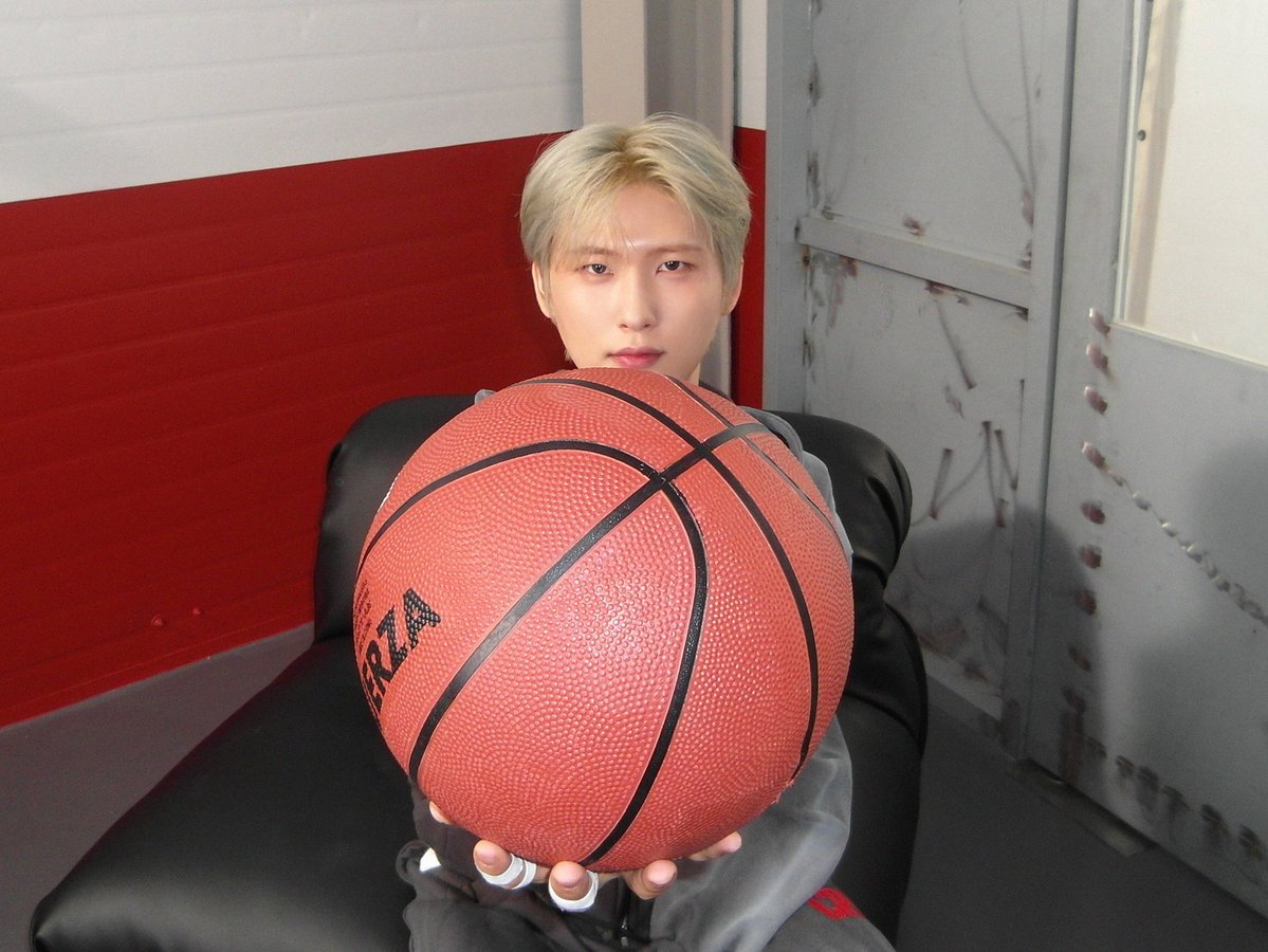 Behind-the-scenes cut of CRAVITY