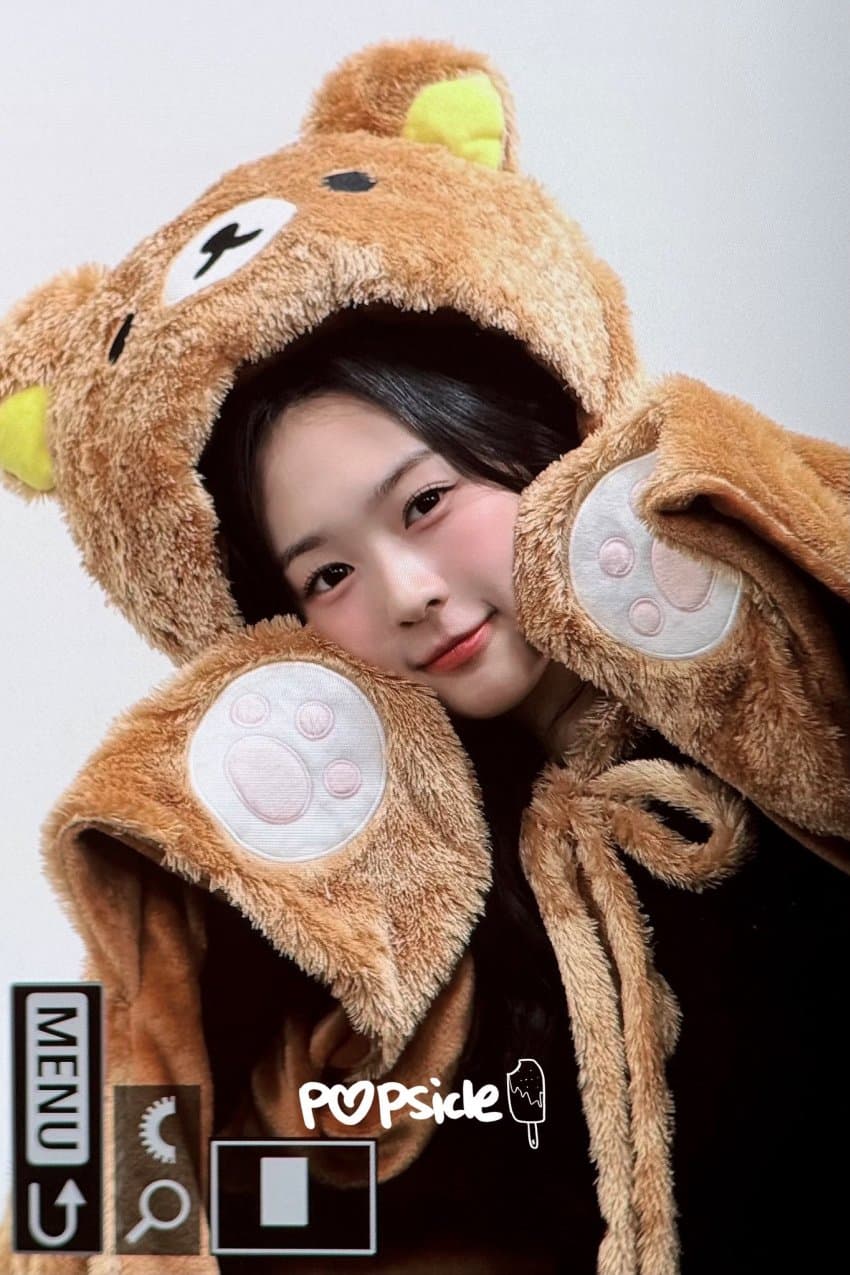 Behind-the-scenes cut of tripleS