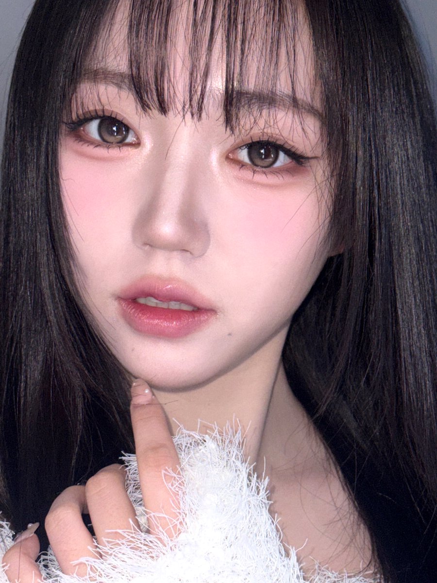 Behind-the-scenes cut of tripleS