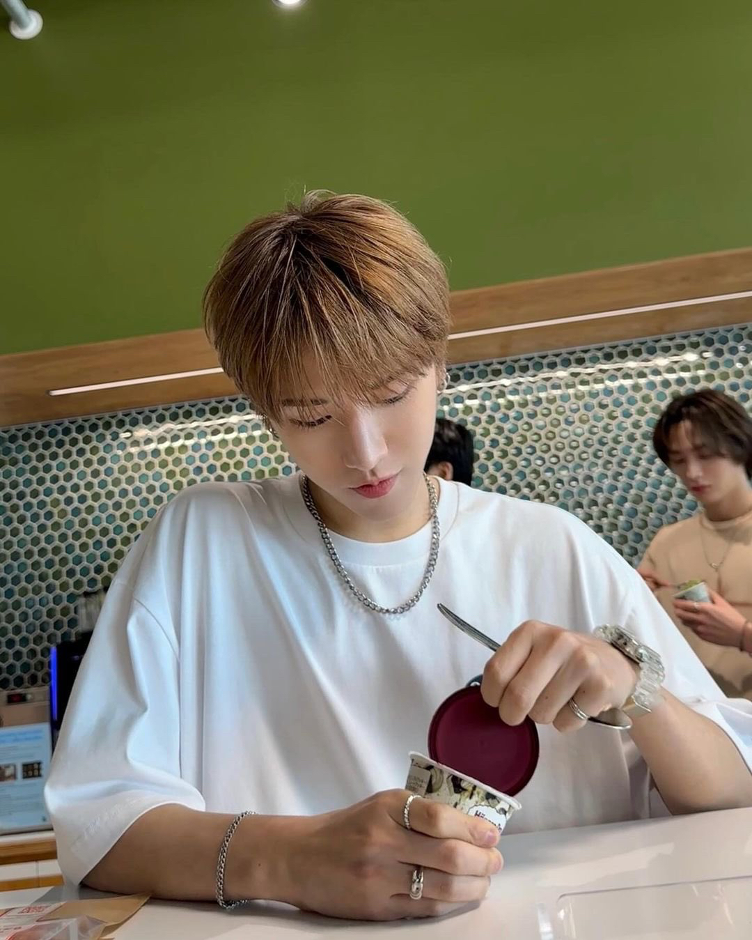 Momen yang diabadikan oleh penggemar Riwoo (BOYNEXTDOOR)