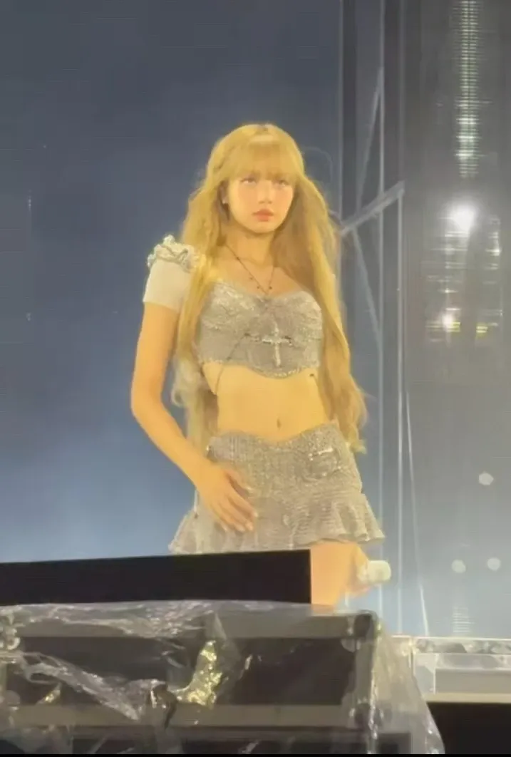 A moment captured by Lisa (BLACKPINK)'s fan