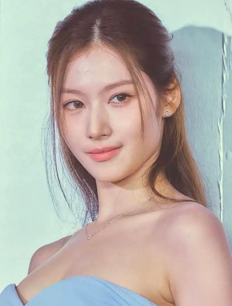 Sana (TWICE)的最新活動照片