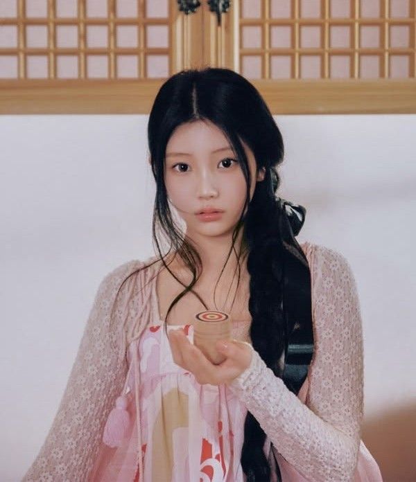 Behind-the-scenes cut of Wonhee (ILLIT)