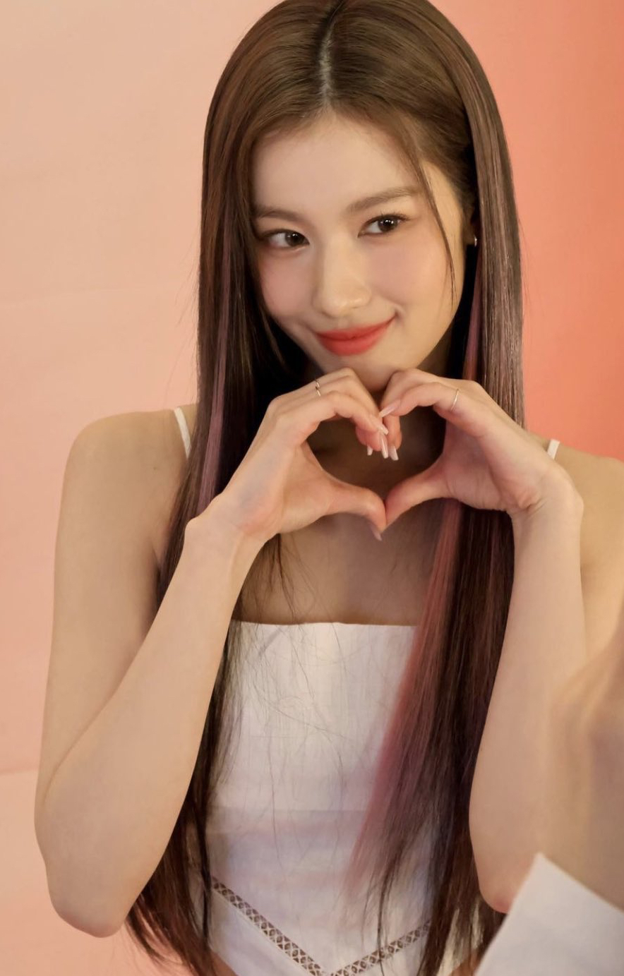 Potret di balik layar Sana (TWICE)