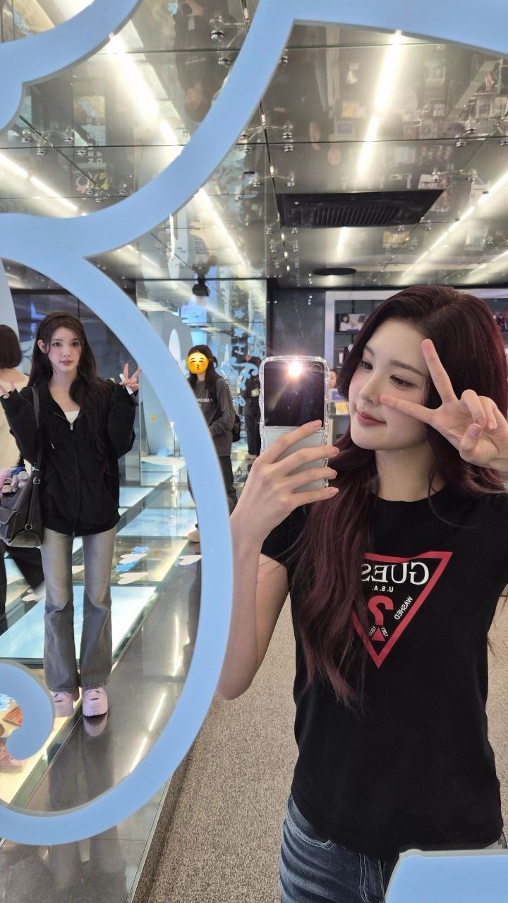 A moment captured by Hearts2Hearts's fan