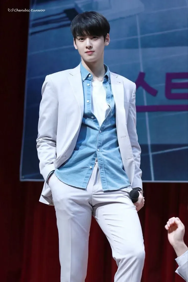 A moment captured by Eunwoo (ASTRO)'s fan