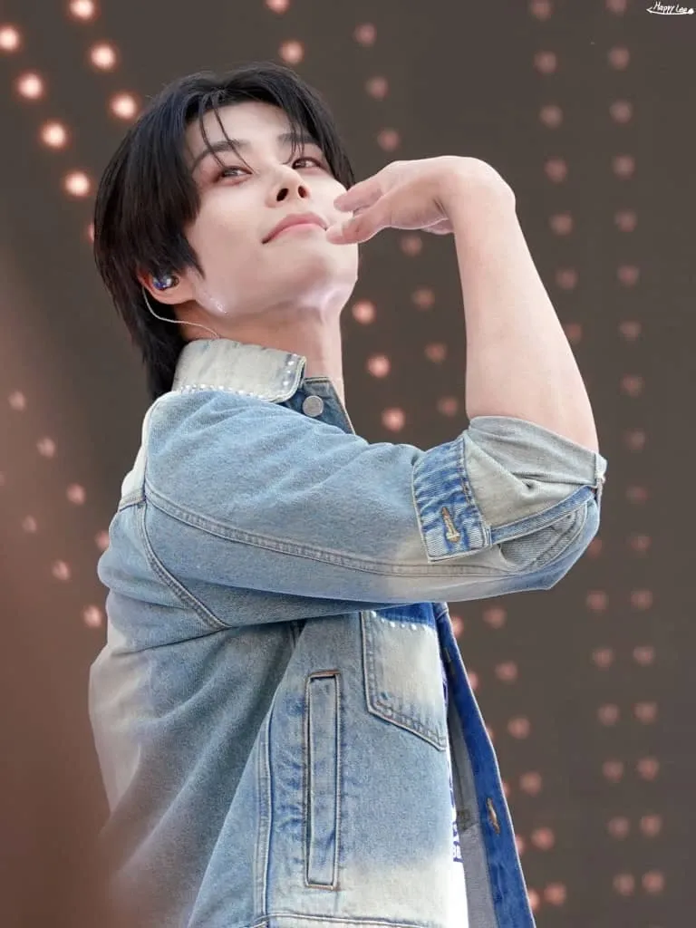 A moment captured by MJ (ASTRO)'s fan