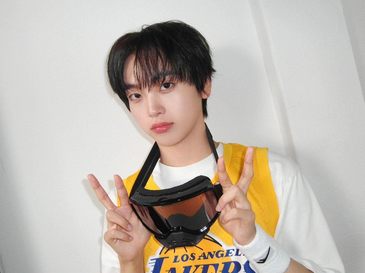 Behind-the-scenes cut of CRAVITY