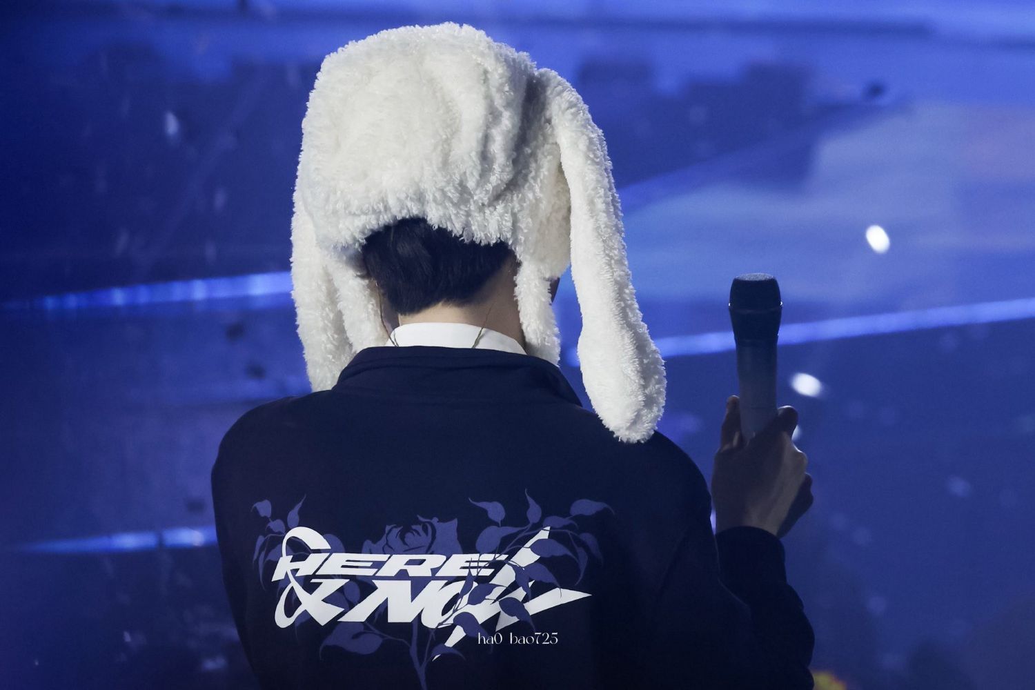 A moment captured by Zhang Hao's fan