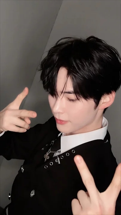 Today's most popular wallpaper in the Sung Hanbin (ZEROBASEONE) community