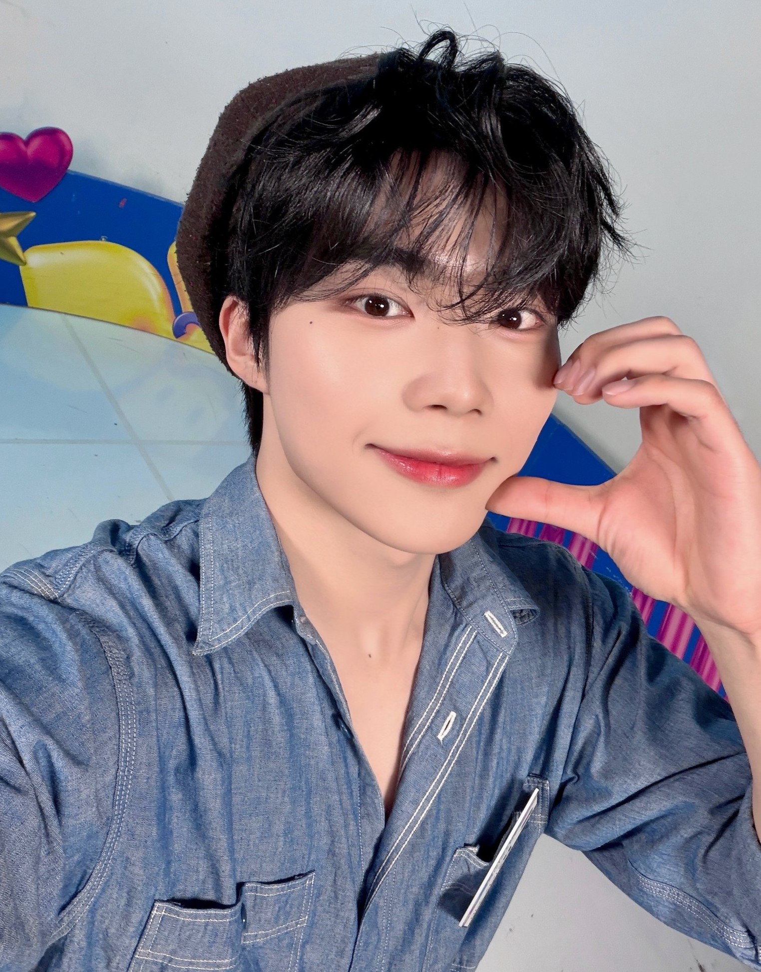 A moment captured by Park Gunwook (ZEROBASEONE)'s fan