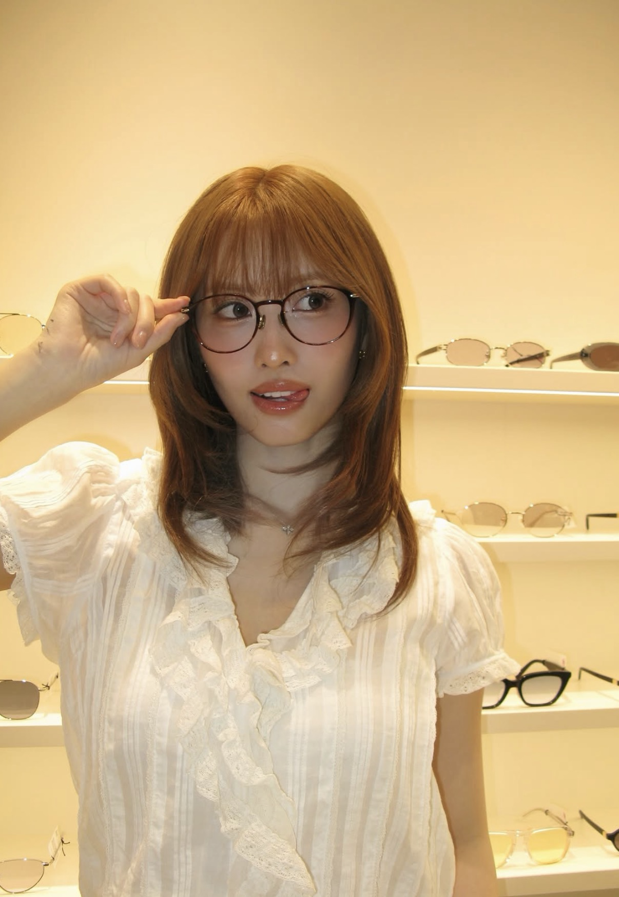 Foto aktivitas terbaru Momo (TWICE)
