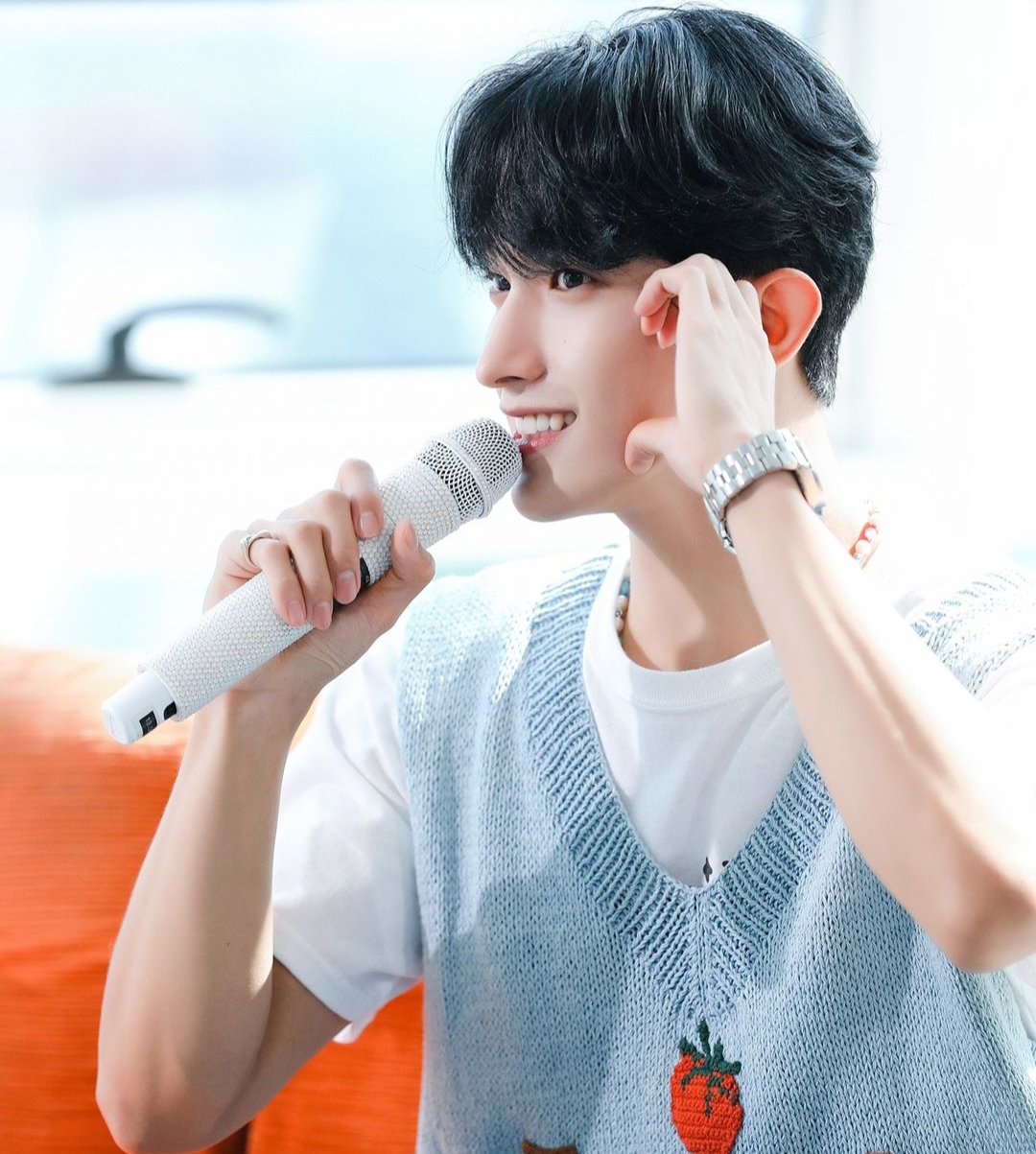 Latest photo of DK (SEVENTEEN)