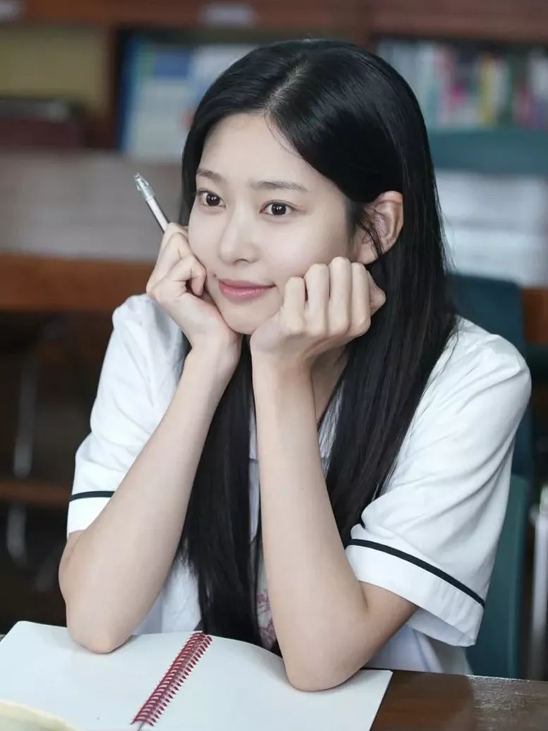 Behind-the-scenes cut of Kim Minju