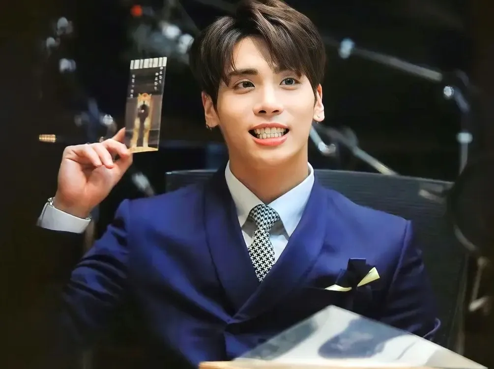 A moment captured by Jonghyun (SHINee)'s fan