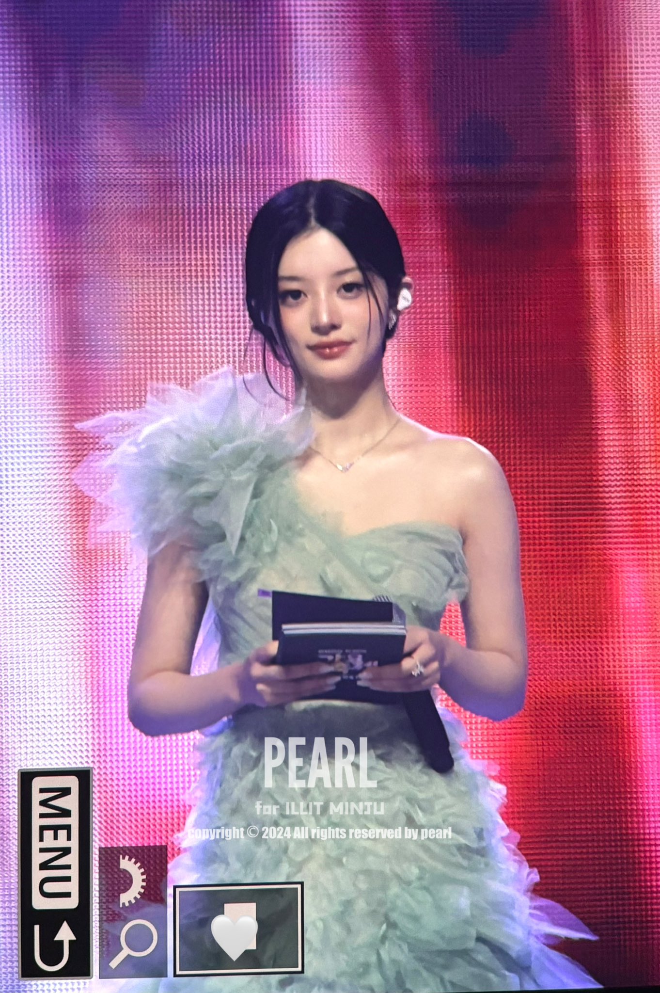 慜柱 (ILLIT)的最新照片