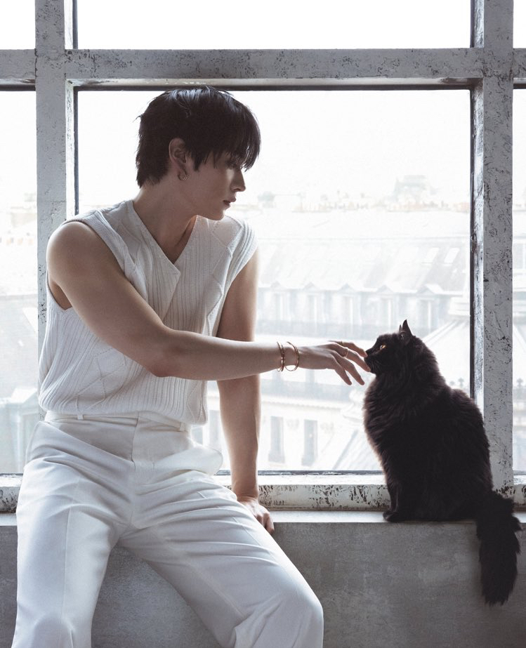 Latest photo of Lee Know (Stray Kids)