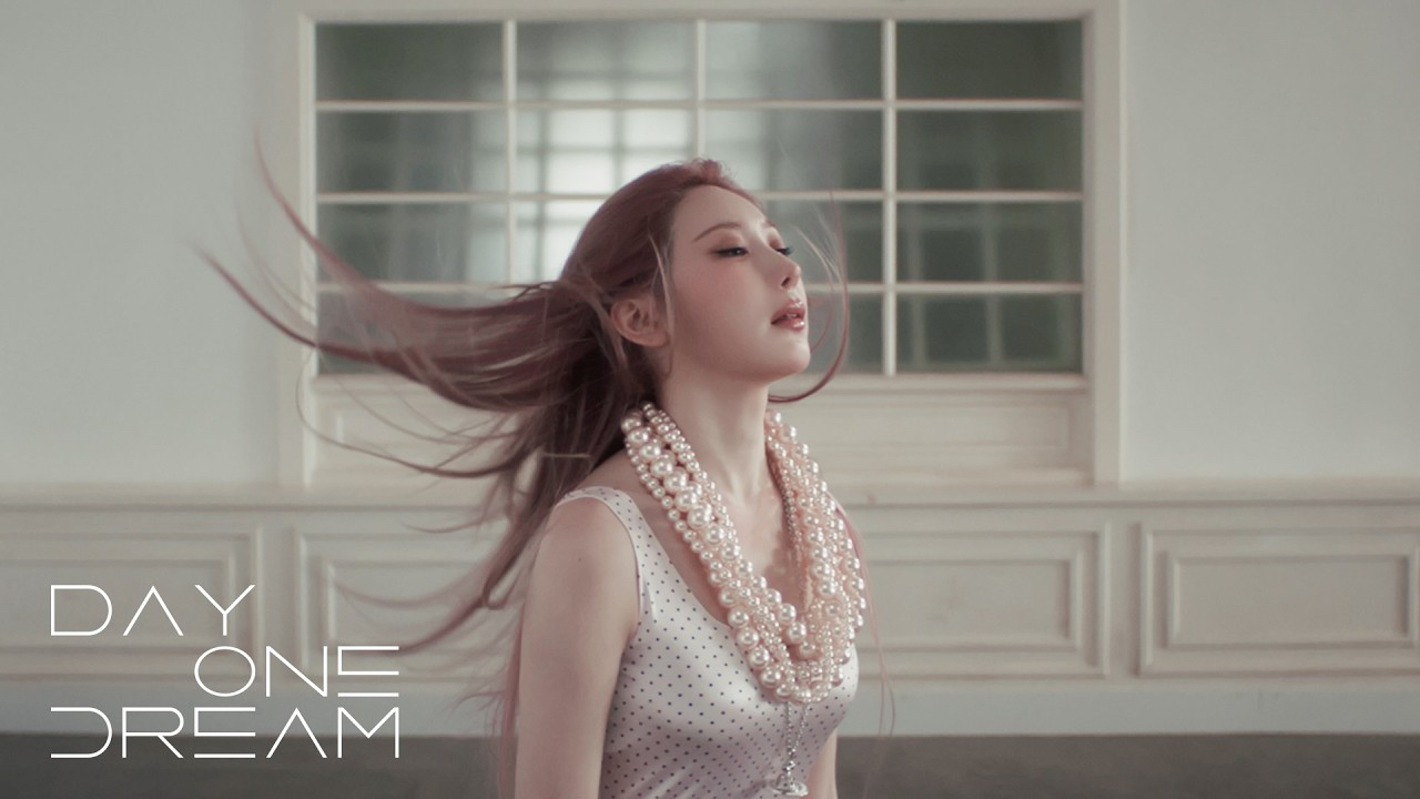 Behind-the-scenes cut of Lee Chaeyeon