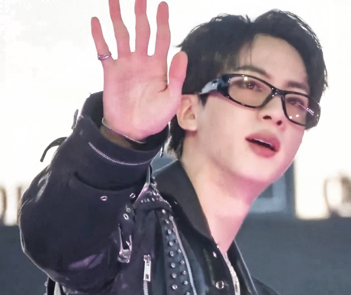 Foto aktivitas terbaru Jin (BTS)