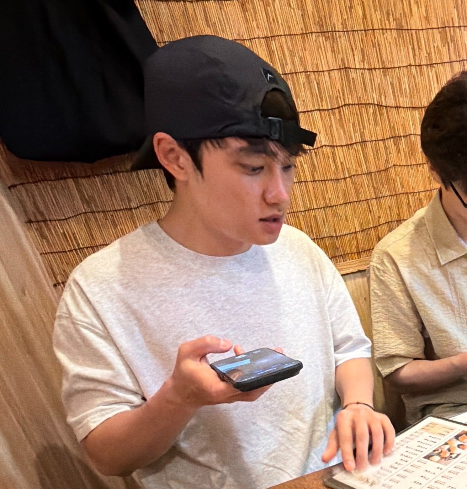 Momen yang diabadikan oleh penggemar D.O. (EXO)