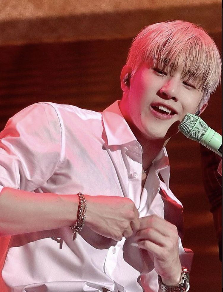 A moment captured by Jinjin (ASTRO)'s fan