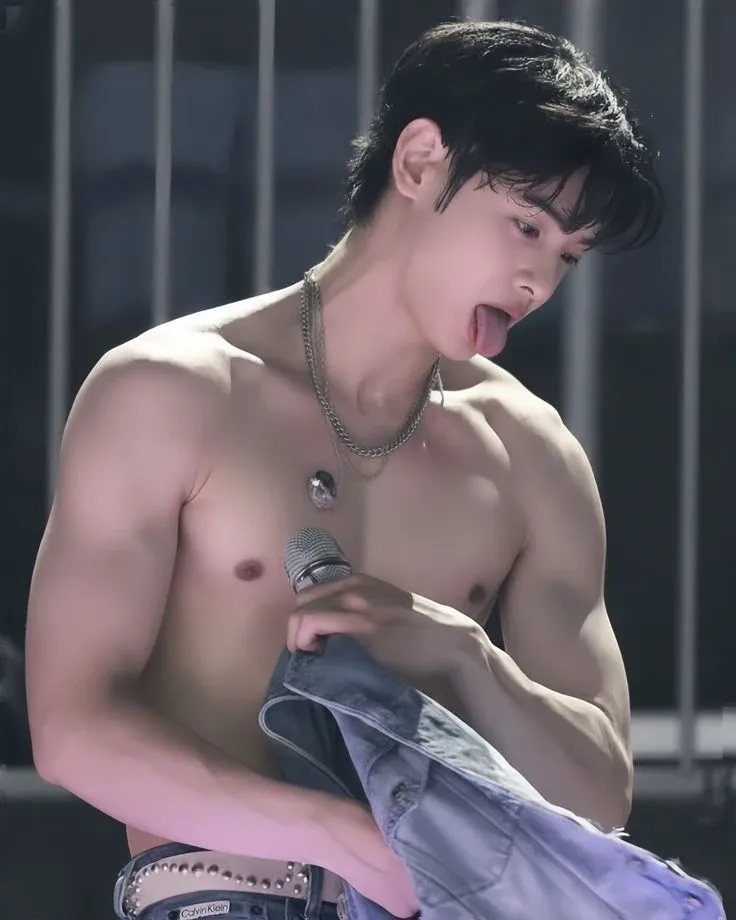 A moment captured by Eunwoo (ASTRO)'s fan