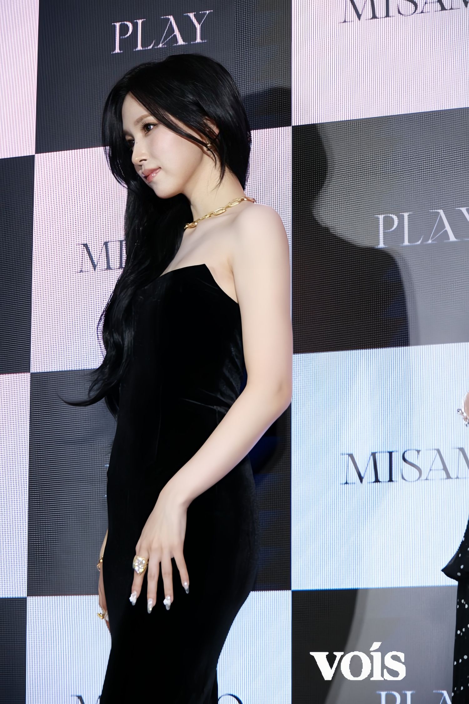 Trending idol content in the community