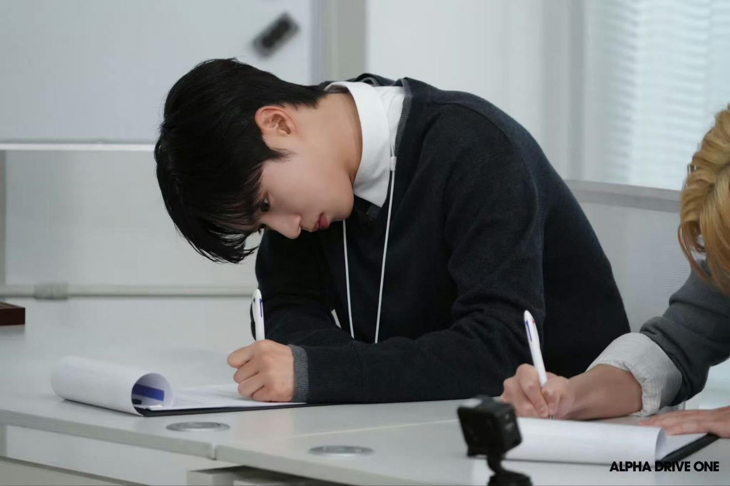 Behind-the-scenes cut of Kim Junseo (ALPHA DRIVE ONE)