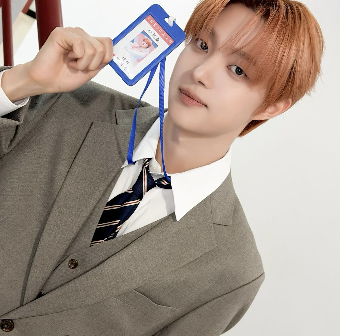 Behind-the-scenes cut of EJ (&TEAM)