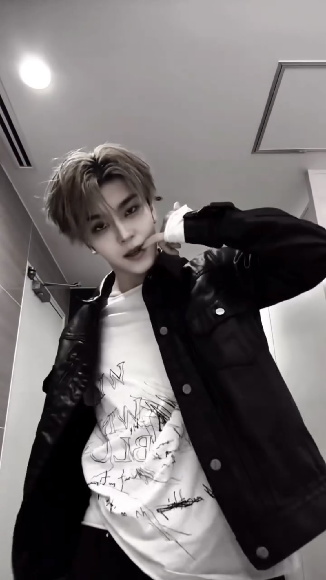 Fandom-recommended wallpaper image of He Xinlong (ALPHA DRIVE ONE)