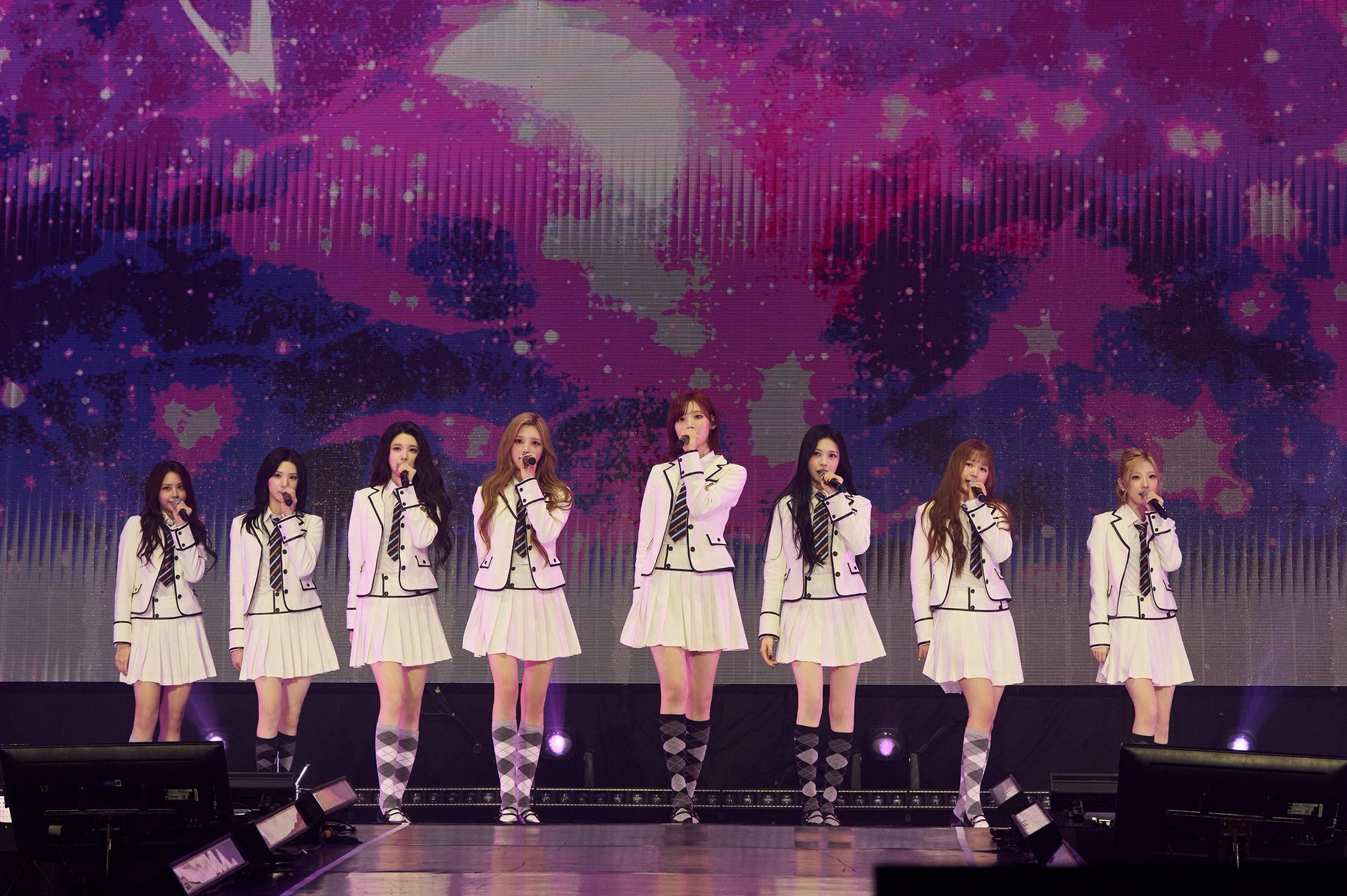 A moment captured by Hearts2Hearts's fan