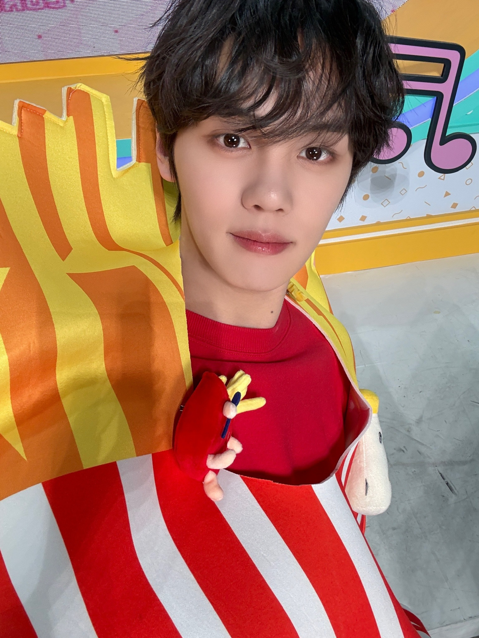 Recent activity shot of Kim Gyuvin (ZEROBASEONE)