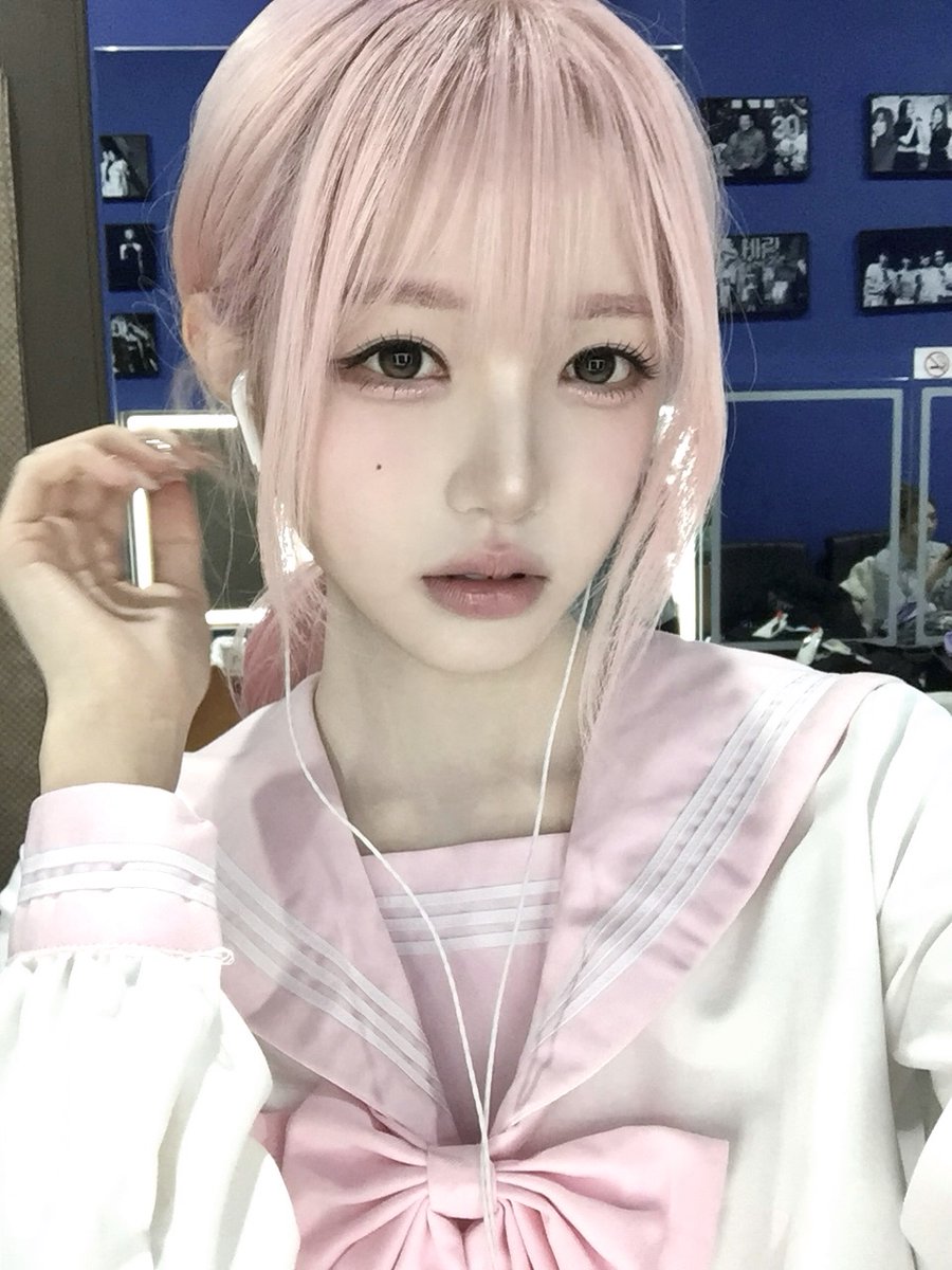 Behind-the-scenes cut of tripleS