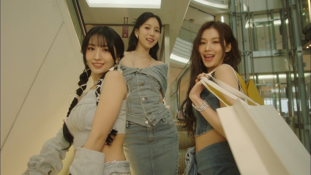 Foto terbaru Momo (TWICE)