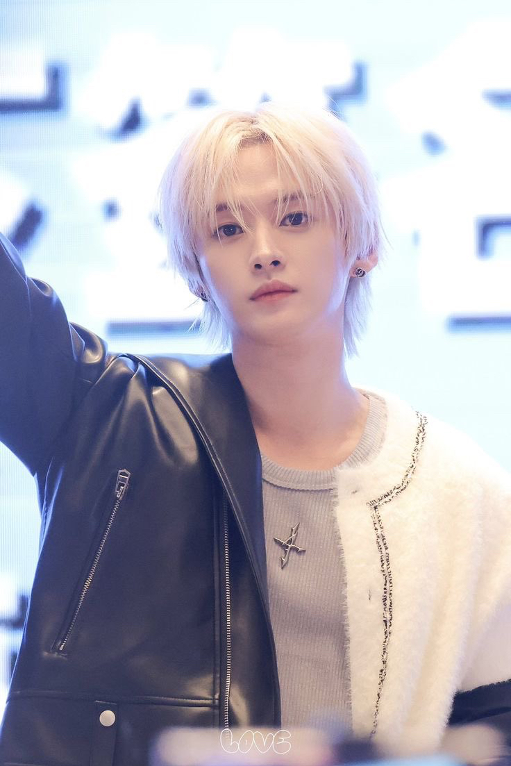 Foto terbaru Lee Know (Stray Kids)