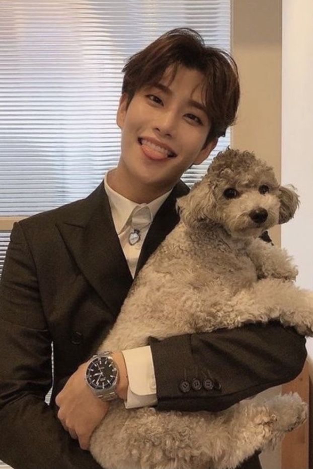 A moment captured by MJ (ASTRO)'s fan