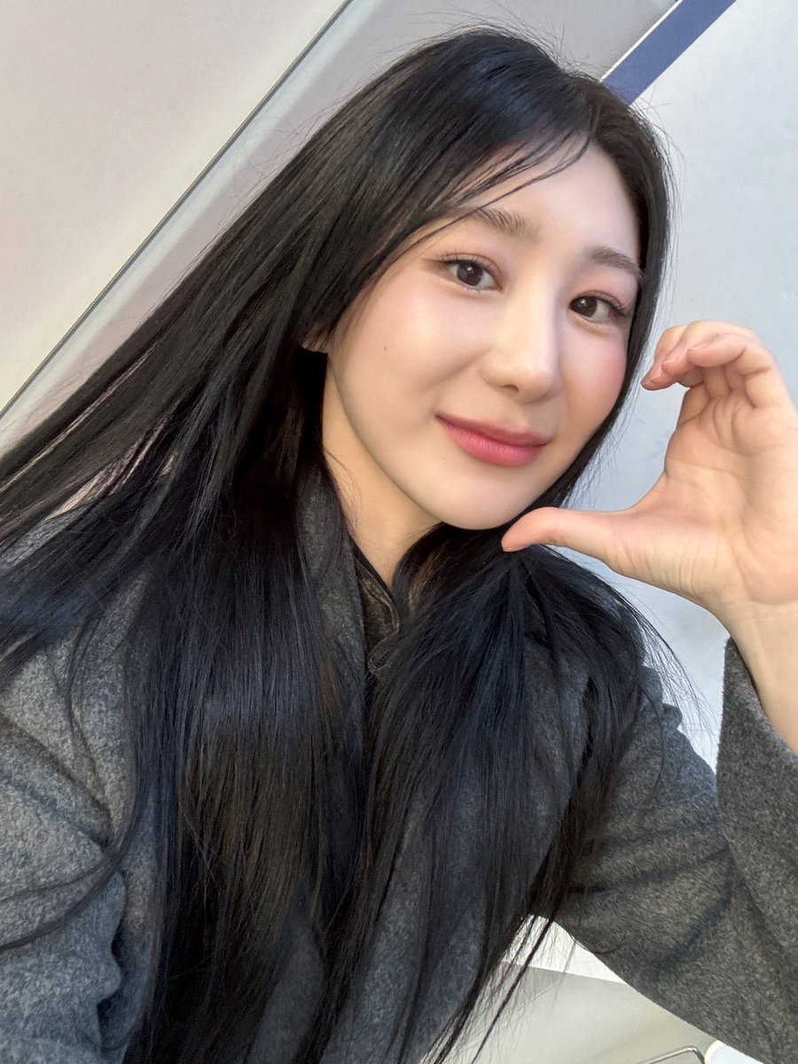 A moment captured by Lee Chaeyeon's fan