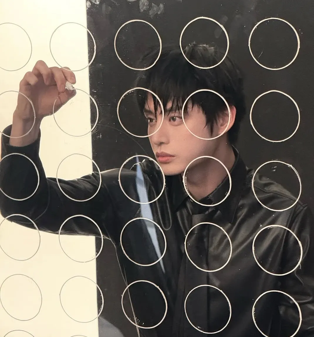 Behind-the-scenes cut of Kim Jiwoong (ZEROBASEONE)