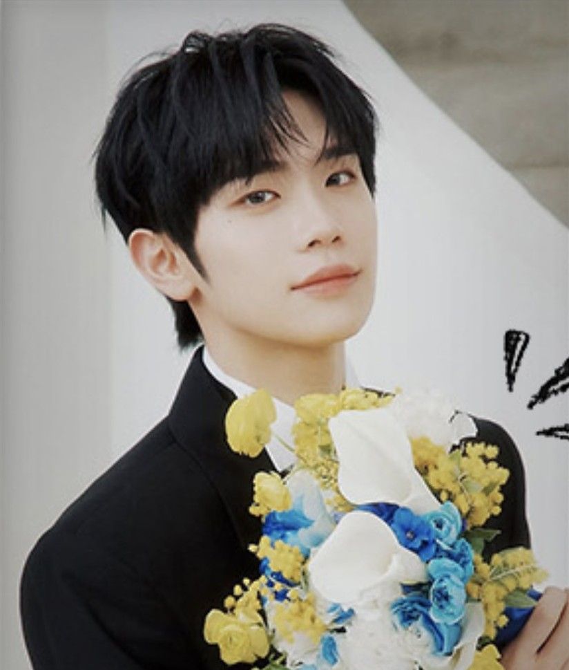 Recent activity shot of Kim Taerae (ZEROBASEONE)