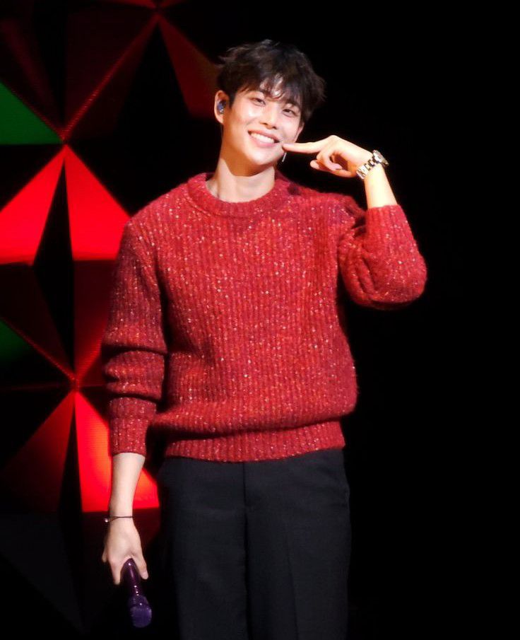 A moment captured by MJ (ASTRO)'s fan