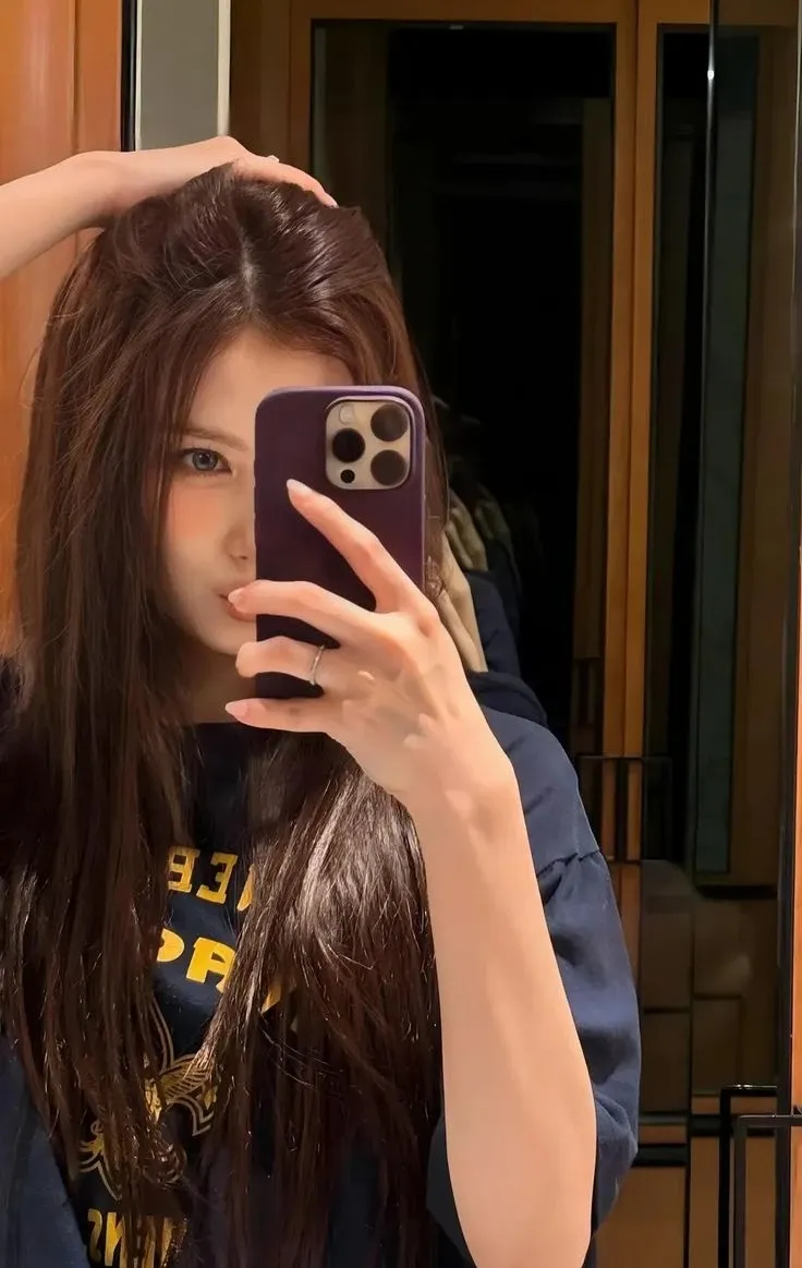 Behind-the-scenes cut of Sana (TWICE)