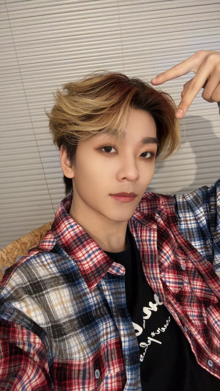 A heartfelt wallpaper shared by He Xinlong (ALPHA DRIVE ONE)'s fans